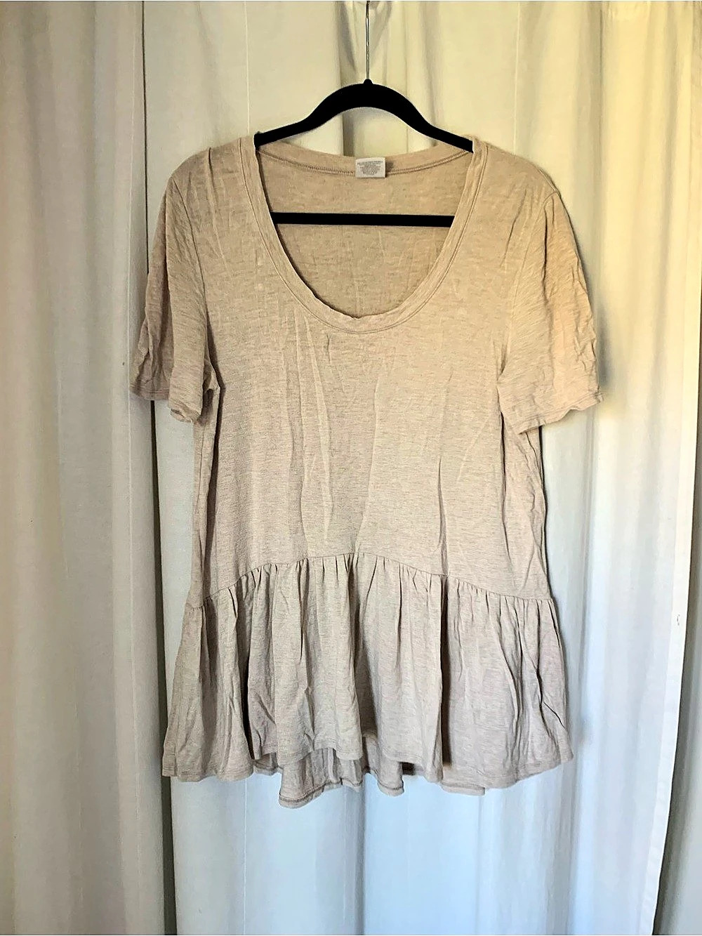 Jax & Lennon Short Sleeve Peplum style T in Beige Size Medium Like New